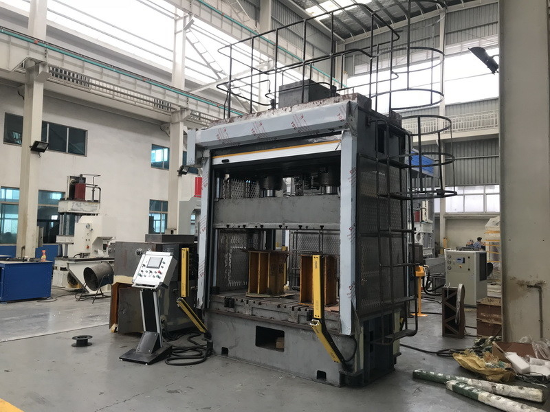 Mesa de trabajo larga hidráulica de la unidad los 2m de la prensa del CNC de la impulsión serva YD32-180T con el tipo ranuras de T