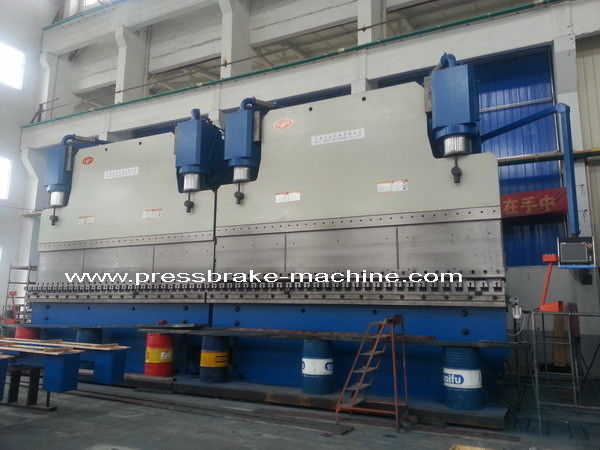 2500 máquina en tándem larga del freno de la prensa del sistema de control del CNC DELEM de la placa de acero de la tonelada el 12m