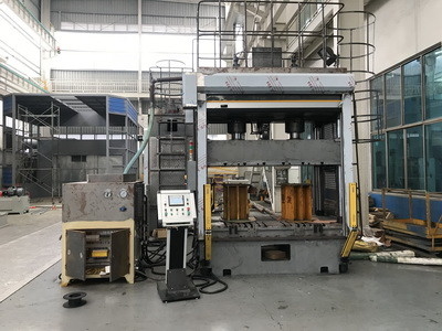 Mesa de trabajo larga hidráulica de la unidad los 2m de la prensa del CNC de la impulsión serva YD32-180T con el tipo ranuras de T