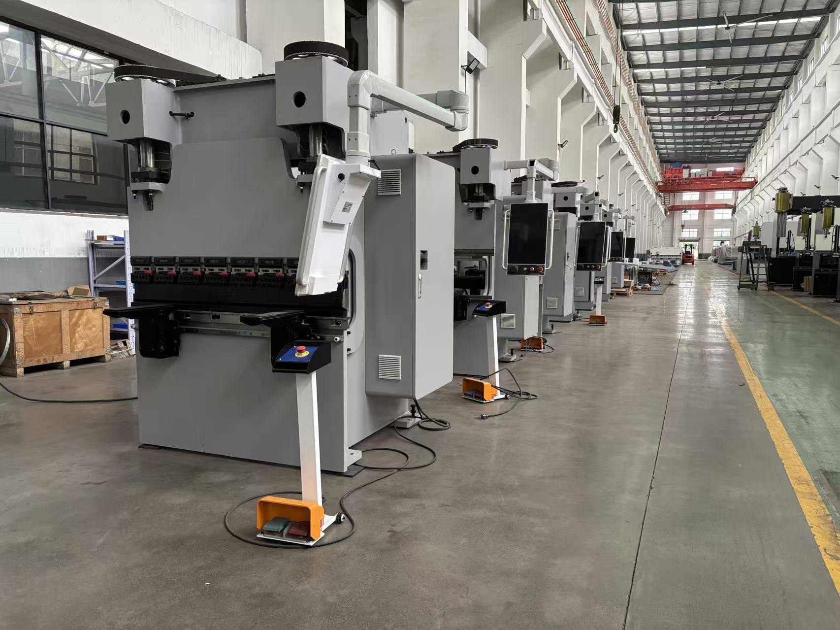 Últimos blogs de la empresa sobre What Press Brake Tooling Should You Choose for Stainless Steel, Carbon Steel and Aluminum Bending?