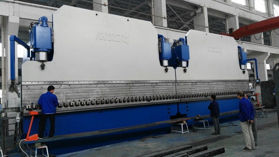 Fabricante en tándem del freno de la prensa del CNC de 650 Ton Synchro Semi Automatic Mast poste