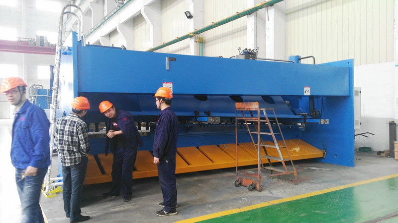 Máquina de corte de hojas de metal de oscilación de viga ajustada sin pasos para corte continuo