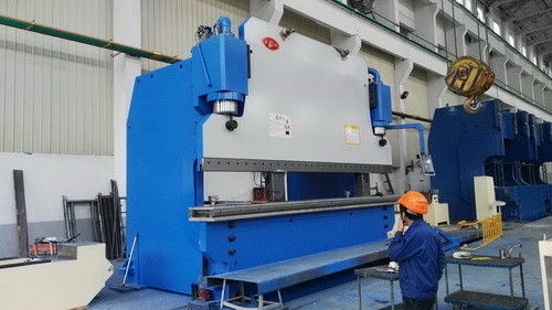 Freno de presión hidráulico de fuerza pesada de 400T 7m Largo espesor 8mm Dobla de chapa de metal