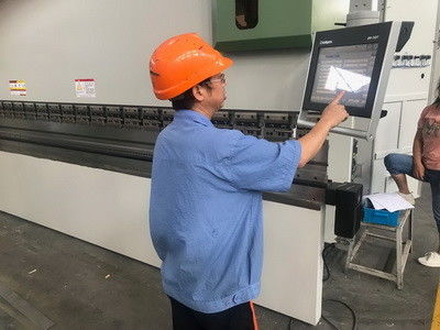 Chapa de acero del CNC del gabinete del proceso automático completo que dobla el freno de la prensa 4000KN