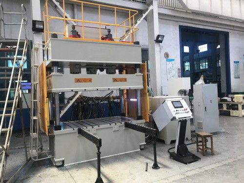 Mesa de trabajo serva de la impulsión los 2x1.5m de la máquina de la prensa hidráulica de la puerta de coche de la embutición profunda 200T