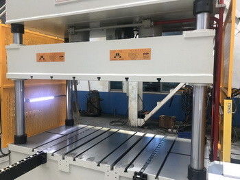 Mesa de trabajo serva de la impulsión los 2x1.5m de la máquina de la prensa hidráulica de la puerta de coche de la embutición profunda 200T