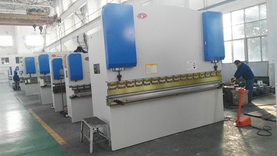 Plegadora de chapa con control PLC de 7,5 KW y 100-400T de presión para plegado de metales de alta resistencia